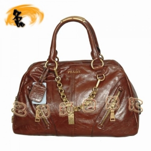 081117 Prada�ߵ�Ů�� �����ﾭ��ʱ��ȫƤ����� Prada��� ��ɫ
