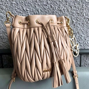 5BE014 MIUMIU���� ר���¿� BUCKET BAG ��Ƥ���� Ͱ�ΰ� ����