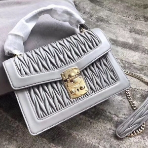 5BA094 MIUMIU���� ר���¿� �Ứѹ�� ������Ƥ�ִ� ��ɫ