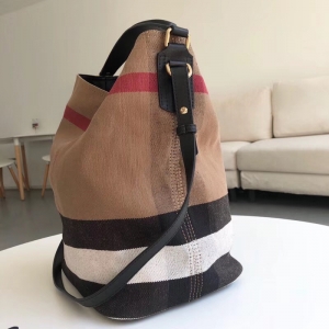 Burberry���� �ͱ���ˮͰ�� ���˱��ִ� ��������ˮ���� ����ɫ�� �ڴ�