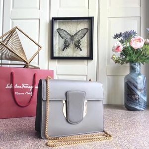 21F893 Ferragamo�ְ� �뻷��� �Ƹ���ĽŮ�� СţƤ �к� ���������� ����