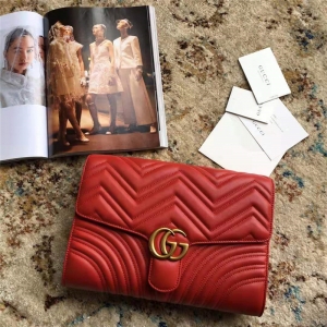 498079 GucciŮ�� GG Marmontϵ�� СţƤ 笷첨���� Gucci���ð� ��ɫ