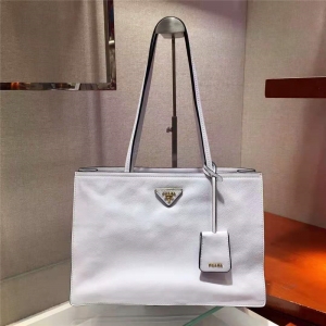 1BG122 PradaŮ�� �������ִ� ���ǻձ� ˤ��ţƤ�ִ� Prada��� ��ɫ