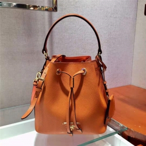 1BE032 Prada������ Ůʿ���е���� ��ʮ����ţƤ Prada����б��ˮͰ�� ��ɫ