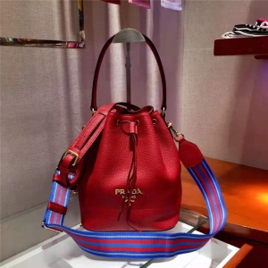 1BE018 PradaŮ�� СţƤ¹Ƥ�� ����������� ����ˮͰ�� Prada��� ��ɫ