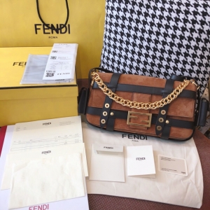 8BR778 FENDI�ҵ� ��ɫ��Ƥ��ź�ɫƤ��������� Fendi������