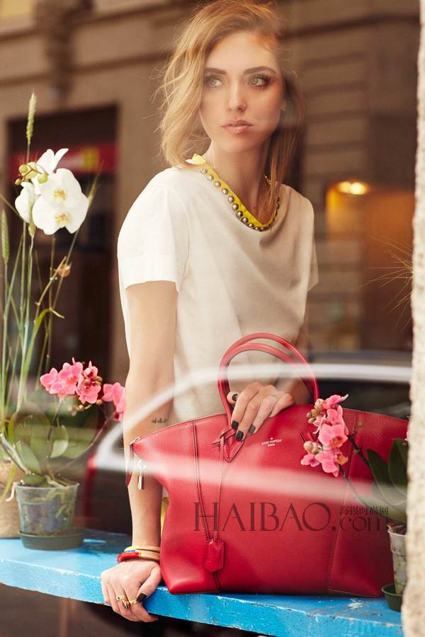 时尚博主嘉拉·法拉格尼 (Chiara Ferragni) 演绎全新路易·威登LV (Louis Vuitton) Lockit系列手袋大片